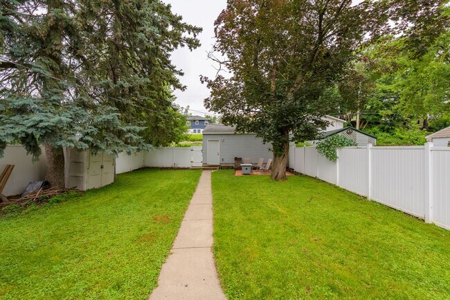 Building Photo - awesome 2 bed 1 bath Pet Friendly in Minneapolis Available for Lease