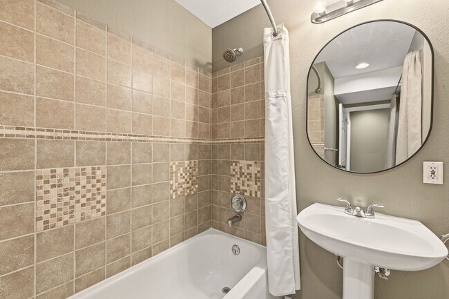 Building Photo - PRICE DROP! 3 Bedroom 2 Bathroom House Wit...