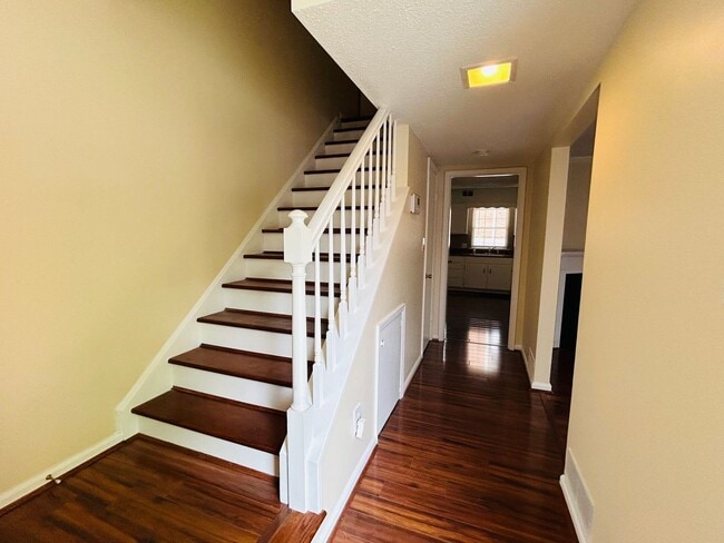 Building Photo - Charming 2 bedroom, 2.5 bathroom townhome in Greensboro w/2 master-suites/community pool