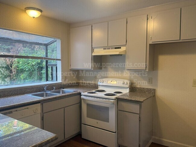 Building Photo - 8824 Fox Creek Dr