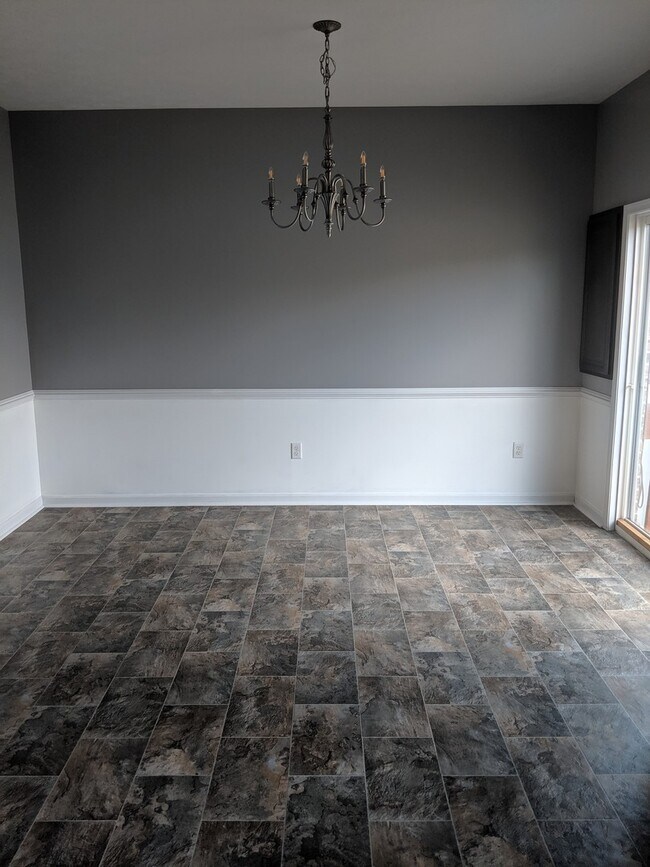 Building Photo - Luxury End-Unit Townhome in Cedar Point, North Harrisonburg!