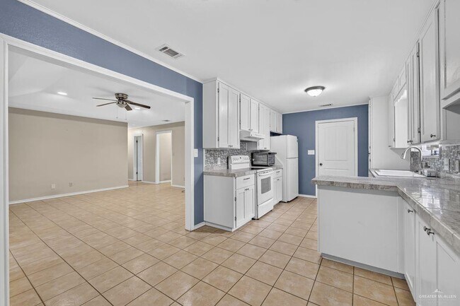 Building Photo - 17 Goldcrest Ave