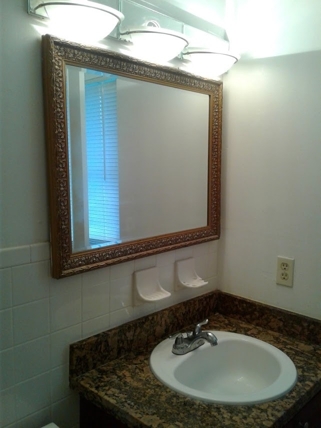 bath room - 4113 NW 78th Ter