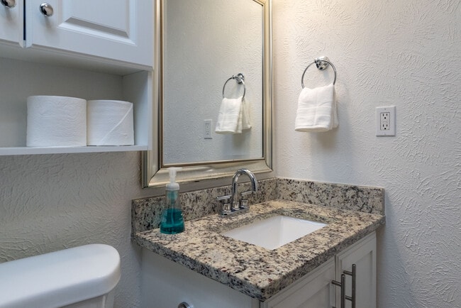 Building Photo - 864 Warwick Dr