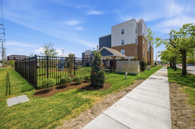 Building Photo - Bains Pointe