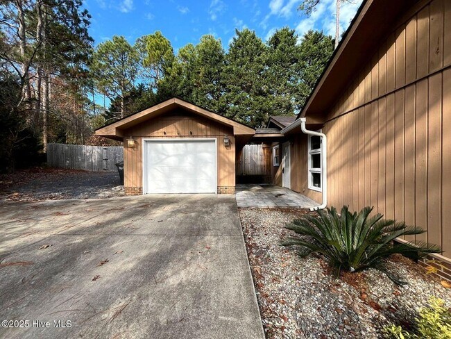 Building Photo - 7 Ash Ct