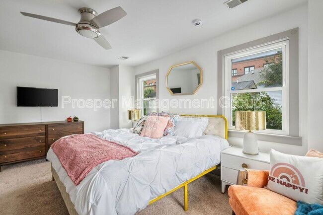 Building Photo - 201 Nassau St