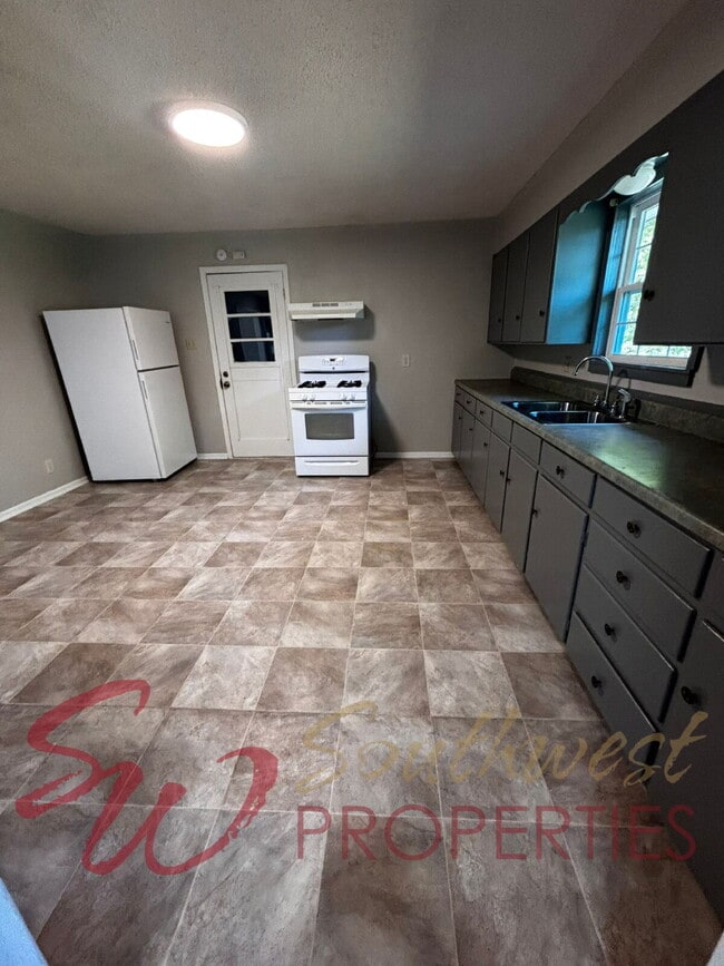 Building Photo - Cozy 2 Bed, 1 Bath Home