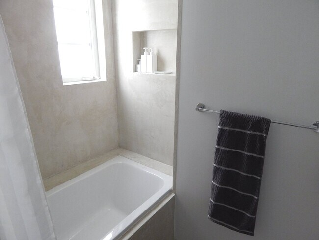 Building Photo - Exquisite 2/2 condo in Art Deco style building