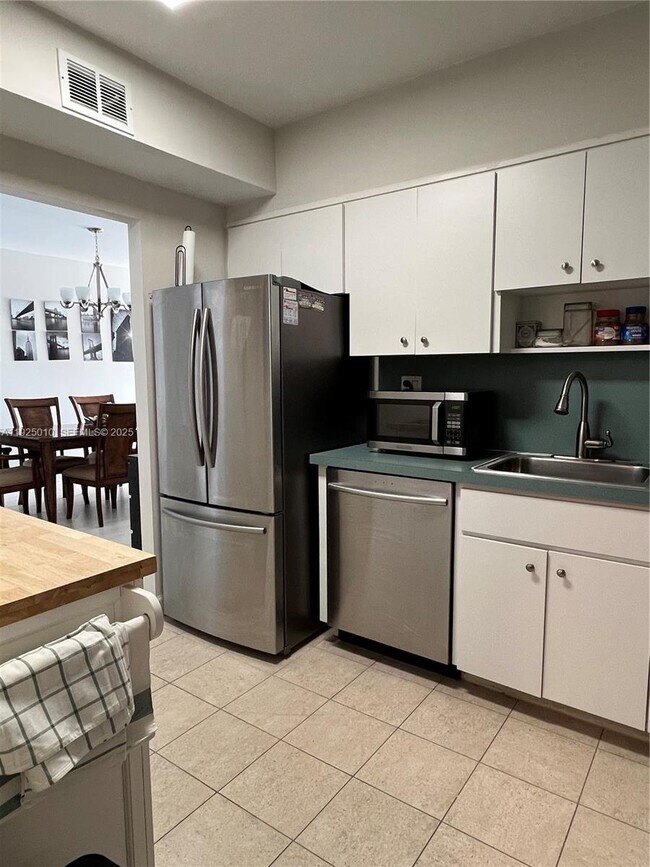 Building Photo - 300 Bayview Dr