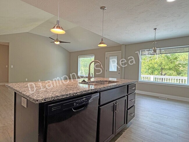 Building Photo - Stunning 3 Bedroom / 2 Bath Home in Nixa A...