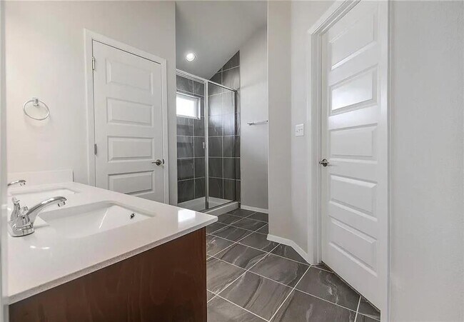 Building Photo - 116 Riverhill Dr