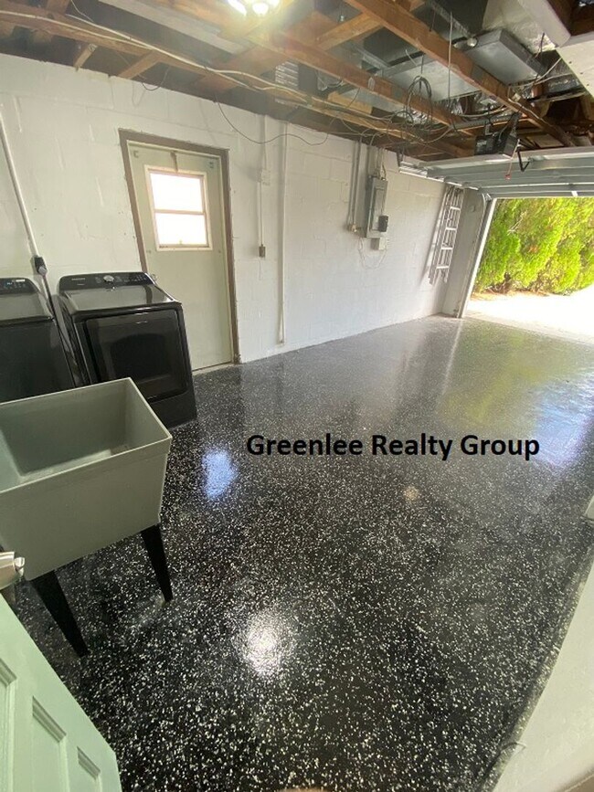Building Photo - Fully Updated 3 Bed/2Bath Pool Home in New...