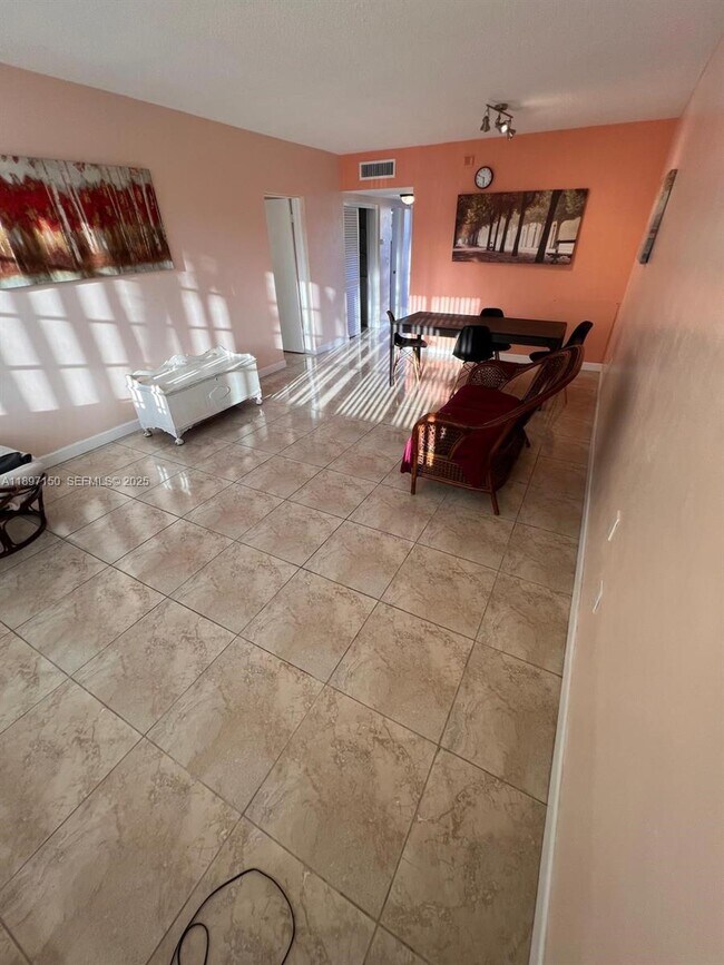 Building Photo - 1591 NE Miami Gardens Dr