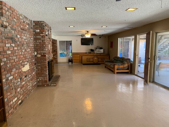 Building Photo - 1 Bed 1 Bath Remodeled Condo for Rent in Lawndale with ALL Utilities included