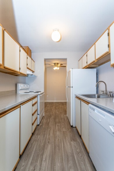 Building Photo - One and Two Bedroom Apartment Homes in Fed...