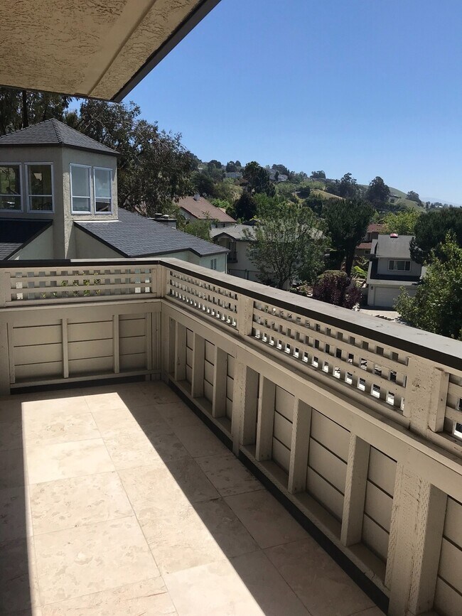 Building Photo - Beautiful View!! 2 Bed/2 Bath Condo, Hayward