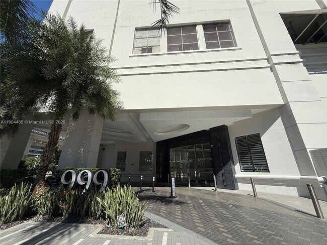 Building Photo - 999 SW 1st Ave