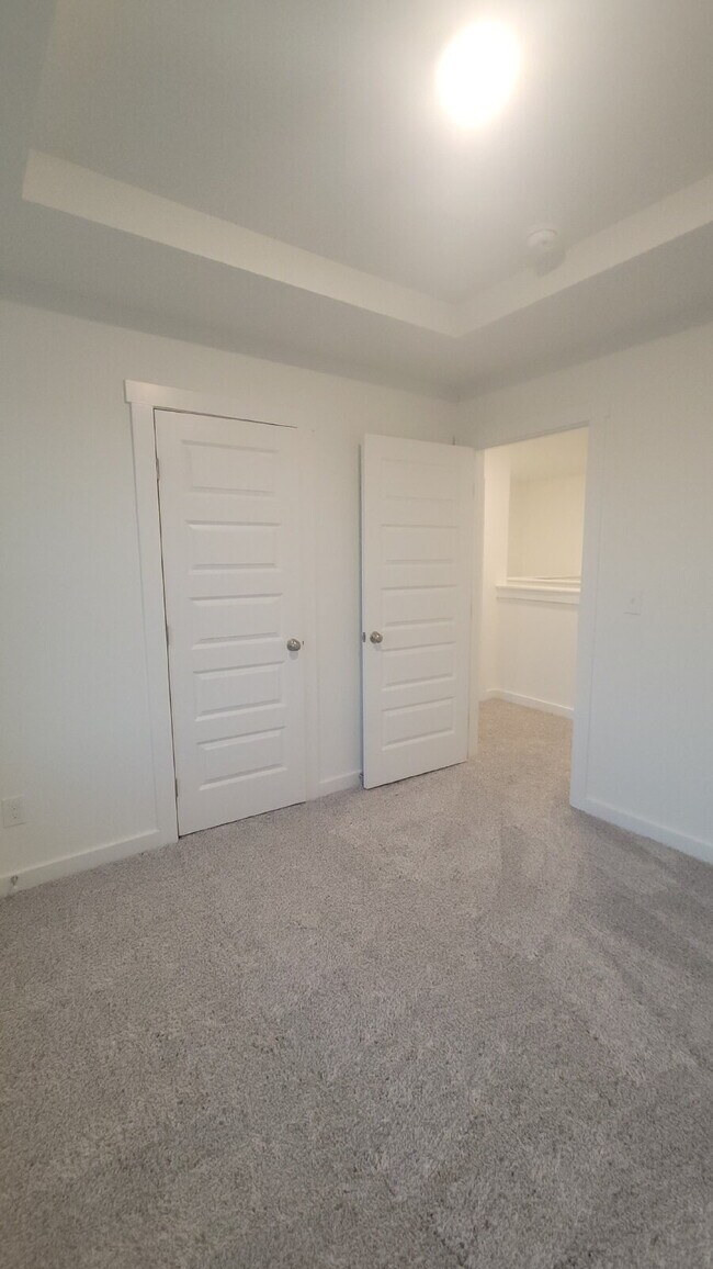 Building Photo - "Charming Newly built 3-Bed Townhouse Retreat with Granite Elegance in Prime Huntsville Location!"