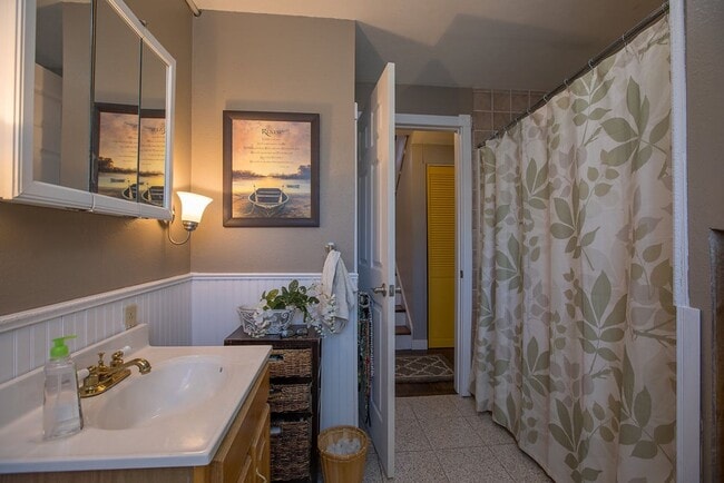 Building Photo - Charming 3-Bedroom Home on a Spacious Corn...