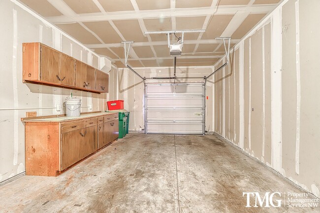 Building Photo - 2br/2ba single level condo with garage & W/D near Nike / Intel / St. Vincent Hospital