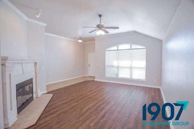 Building Photo - Spacious and modern home in the highly sou...