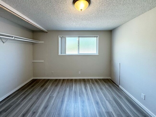 Building Photo - 1115 W 6th Ave