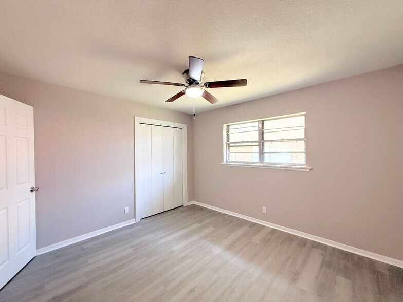 Building Photo - 1228 Oak Dr