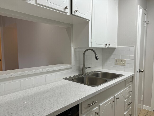 Building Photo - 2824 Briarhurst Dr