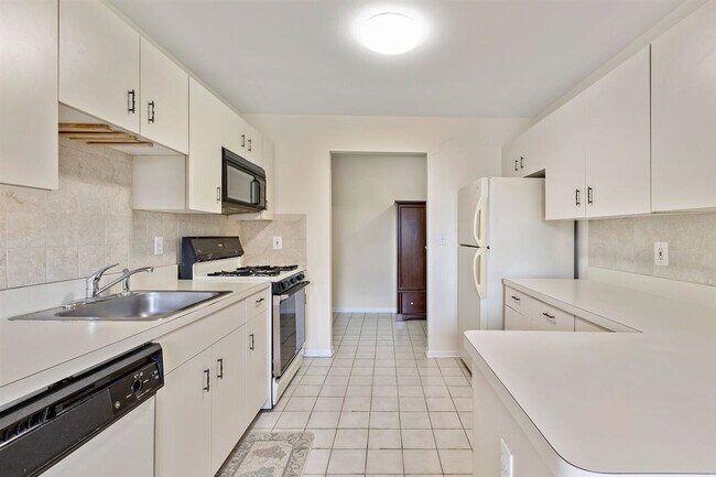 Building Photo - 132 Riverview Ct
