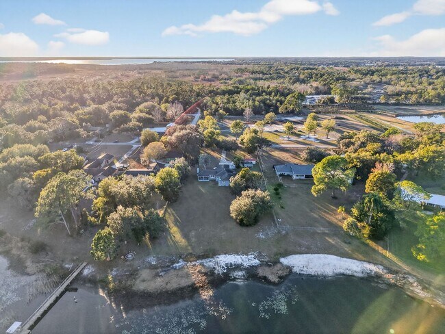 Building Photo - Lakefront 4-Bedroom Home for Rent in Beautiful Umatilla, FL