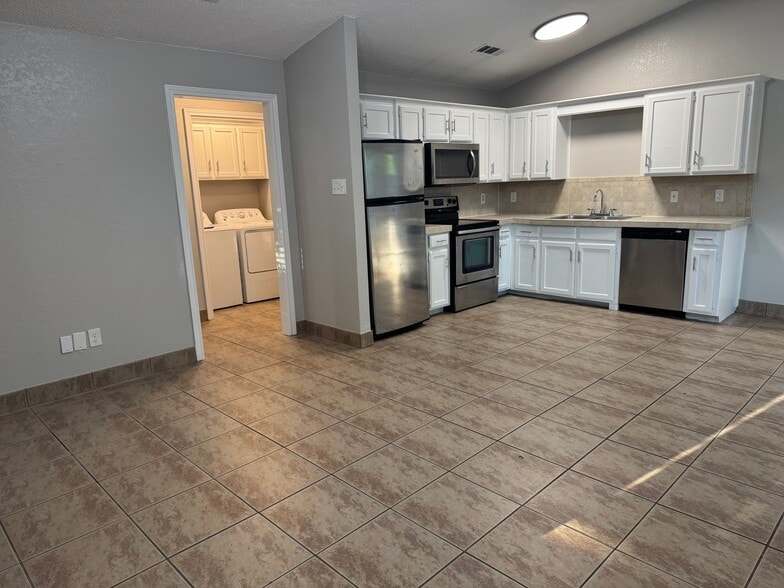 Building Photo - 700 Long Ct