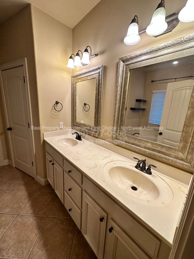 Building Photo - 2006 W Morter Pl