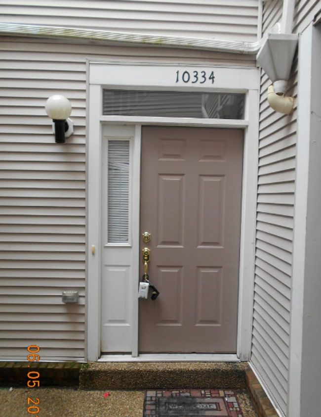 Building Photo - Renovated Townhome with Garage