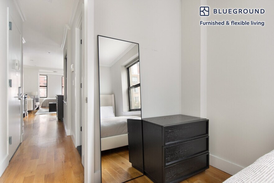 Building Photo - 515 W 47th St