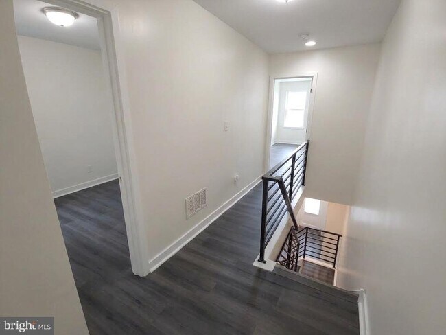 Building Photo - 5751 Larchwood Ave