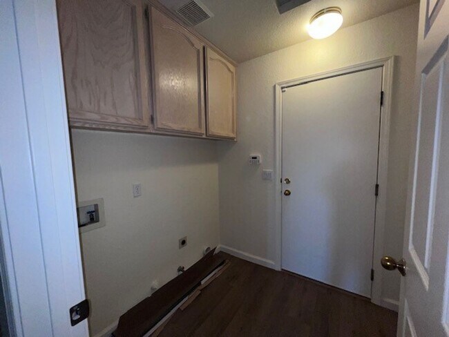 Building Photo - 8848 Hiddenspring Way
