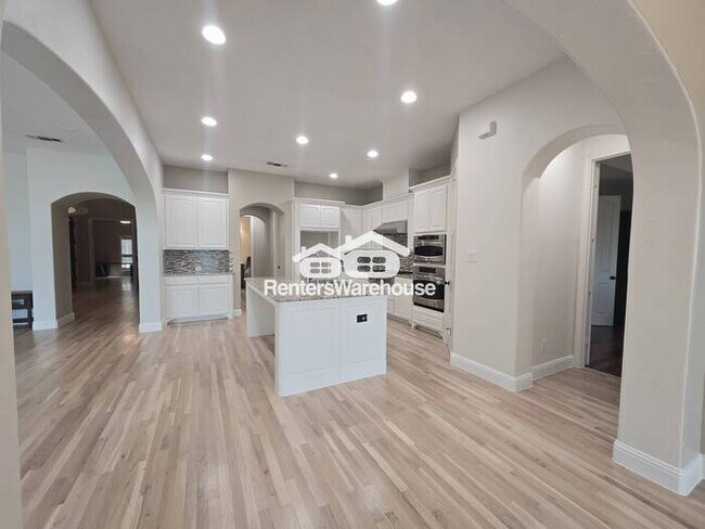 Building Photo - FOR RENT - MOVE IN READY in the highly sou...