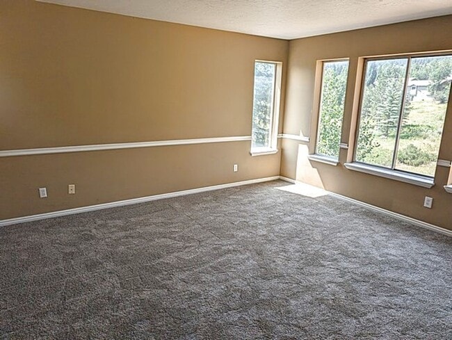 Building Photo - Recently Updated Pinebrook Home