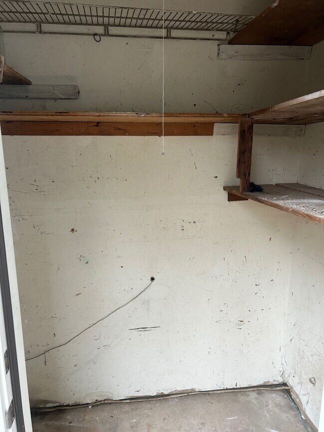 Building Photo - 240 Jamil Rd