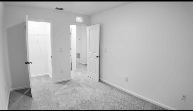 Building Photo - 6235 Daerr Rdg St