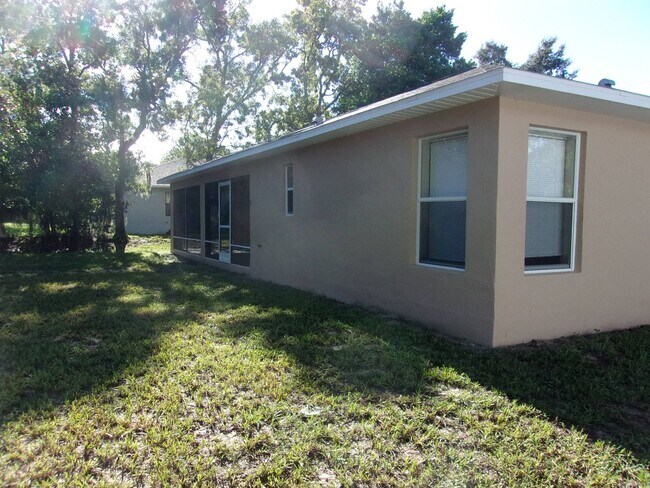 Building Photo - Centrally Located 3 Bedroom Single Family Home