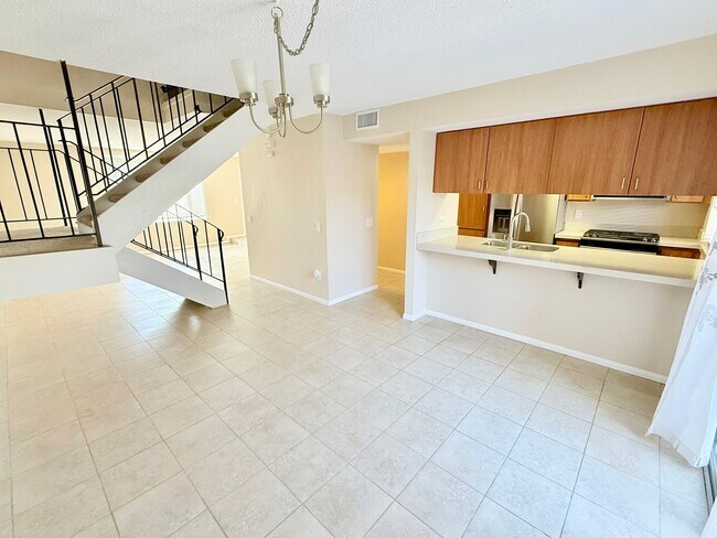 Building Photo - Spacious 3-Bedroom Condo in the Indian Can...