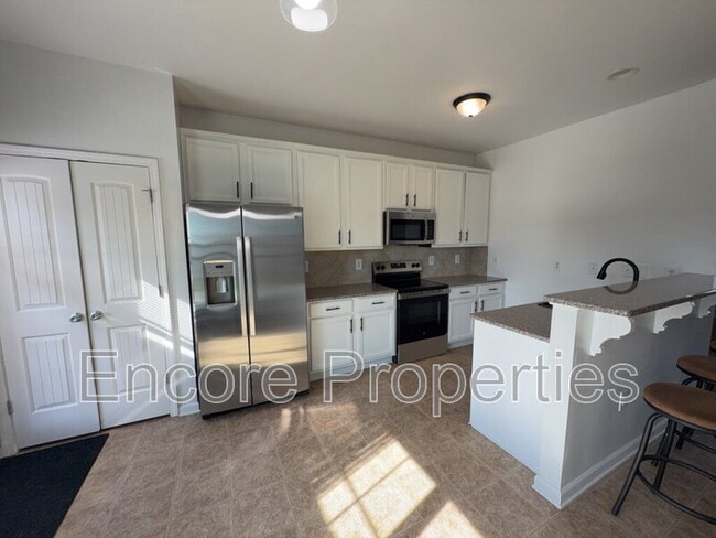 Building Photo - 912 Custom Oak Ln