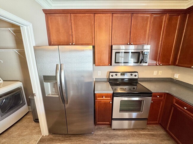 Building Photo - 3 Bed, 2.5 Bath Townhome w/ 2 Car Garage