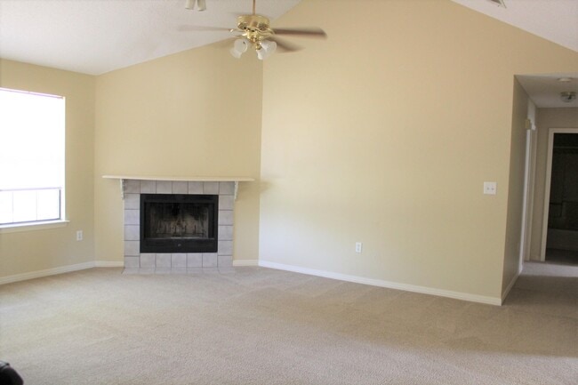 Building Photo - 2138 Edgewood Dr