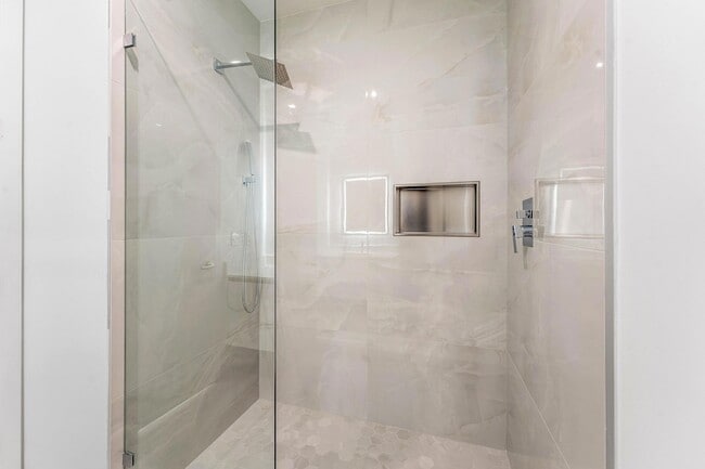 Building Photo - 220 Lake Shore Dr