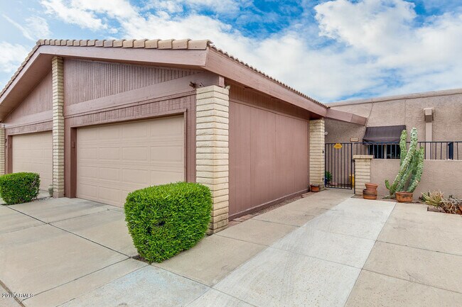 Building Photo - 2705 E Cactus Rd