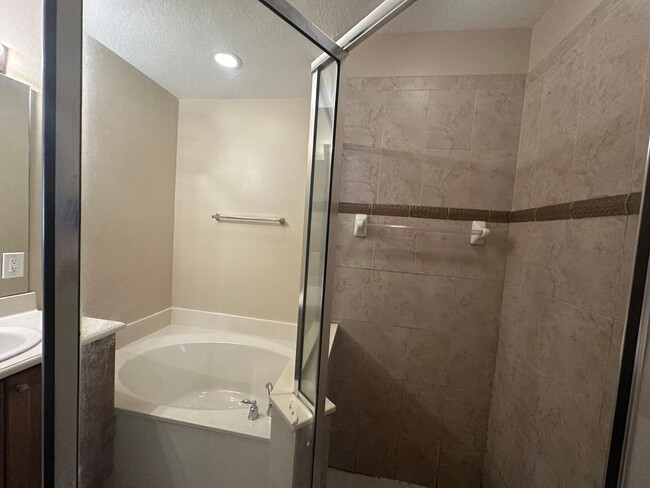 Building Photo - SPACIOUS 3 BEDS TOWNHOUSE CLOSE TO DOWNTOWN!!