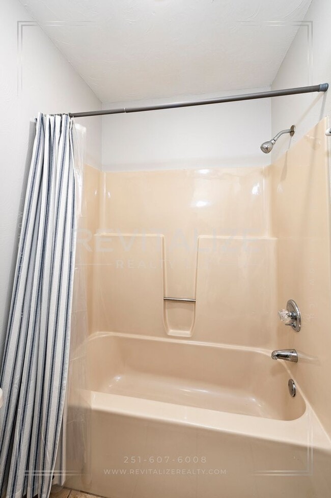 Building Photo - Alluring 3 Bed 2 Bath Home by Medal of Honor Park!